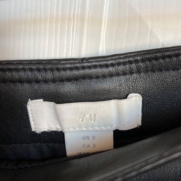 H & M mini leatherette black skirt - Picture 3 of 3